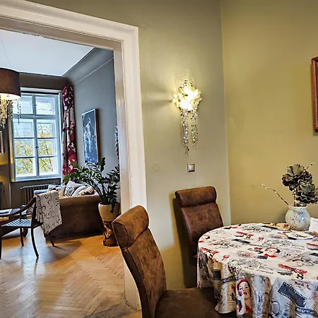 Quiet Boutique Near Charles Bridge Praga